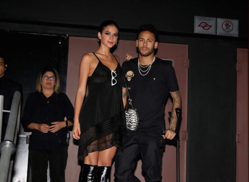 Bruna Marquezine e Neymar posam agarradinhos em festa da irmã do craque