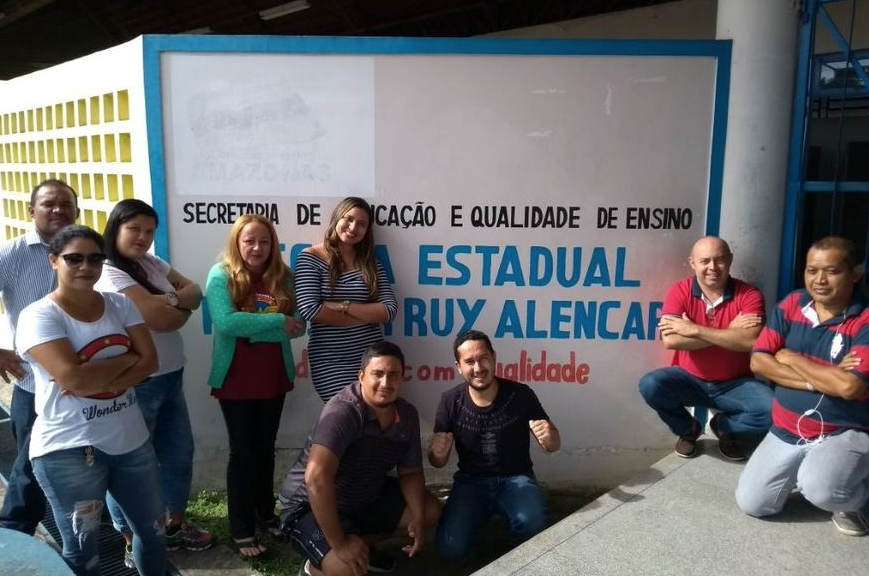 Com mais de 140 escolas sem aula, professores vão às ruas em Manaus