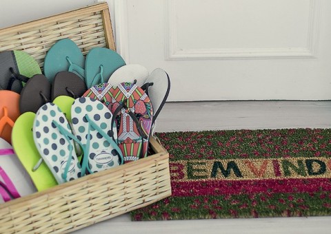 Estudo alerta: Nunca entre em casa de sapato. Saiba por que?