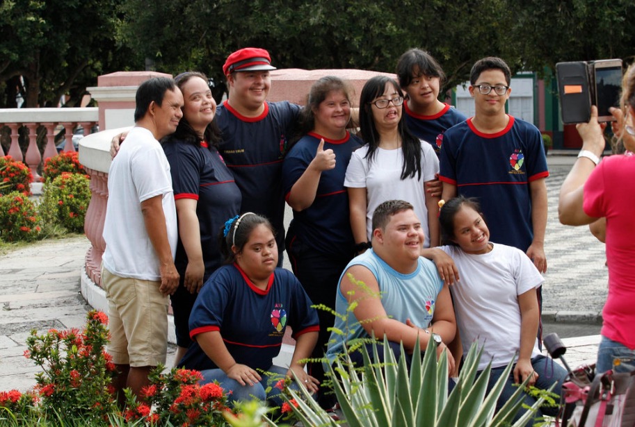 Alunos com Síndrome de Down da rede municipal visitam Teatro Amazonas