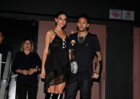 Look de Bruna Marquezine custa fortuna e valor choca internautas; Saiba quanto