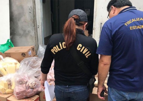2,8 toneladas de comidas estragadas são apreendidas em distribuidora de Manaus