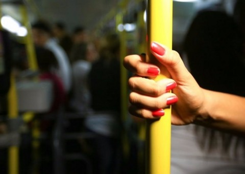 Jovem sofre abuso em ônibus e marido persegue coletivo para deter suspeito