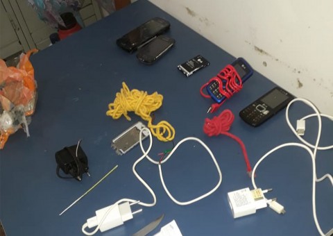 Celulares e arma são encontrados durante revista em celas de unidade prisional no Amazonas