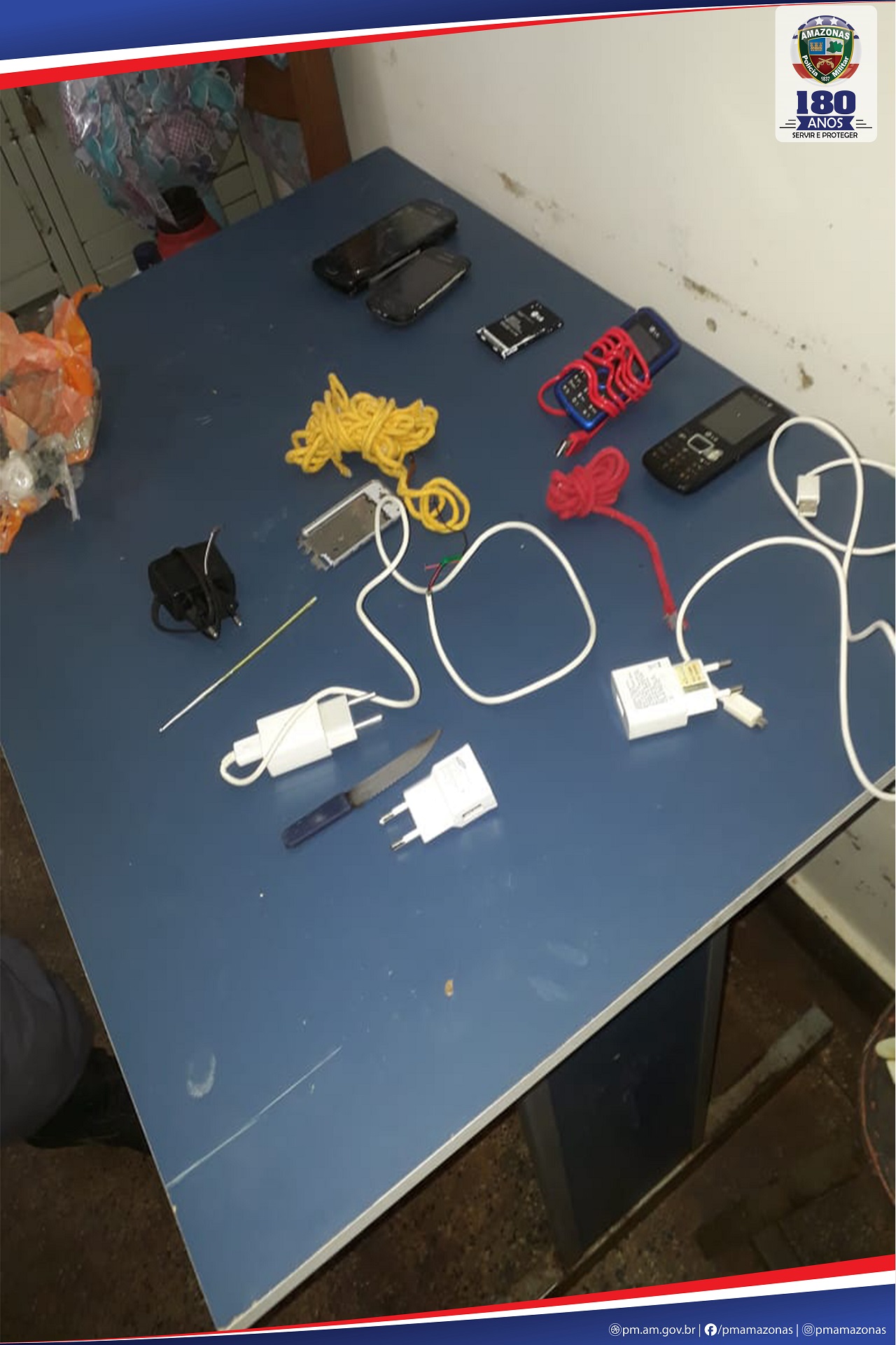 Celulares e arma são encontrados durante revista em celas de unidade prisional no Amazonas