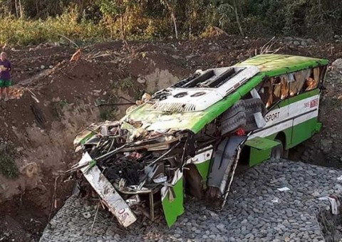 Grave acidente de ônibus deixa 19 mortos e 20 feridos 