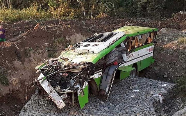 Grave acidente de ônibus deixa 19 mortos e 20 feridos 