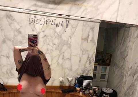 Fernanda Young surpreende ao postar foto ousada com seios de fora