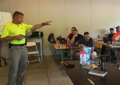 Professores do Colorado recebem treinamento com armas de fogo