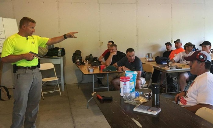 Professores do Colorado recebem treinamento com armas de fogo