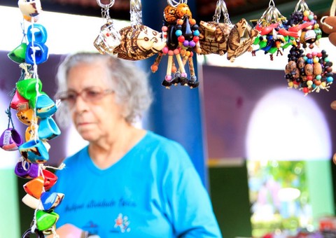  Artesãs expõem trabalhos em feira no Parque do Idoso