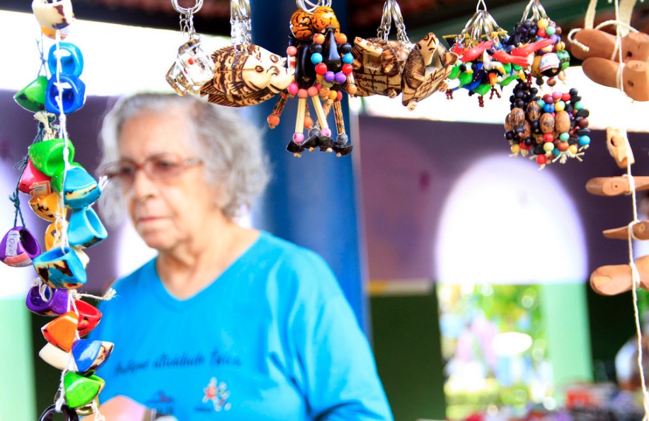  Artesãs expõem trabalhos em feira no Parque do Idoso