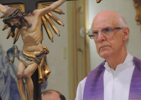 Entidades denunciam ameaças a padre que cuida de moradores de rua em SP