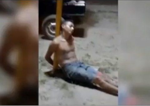 Homem é flagrado arrombando comércio e acaba amarrado a poste