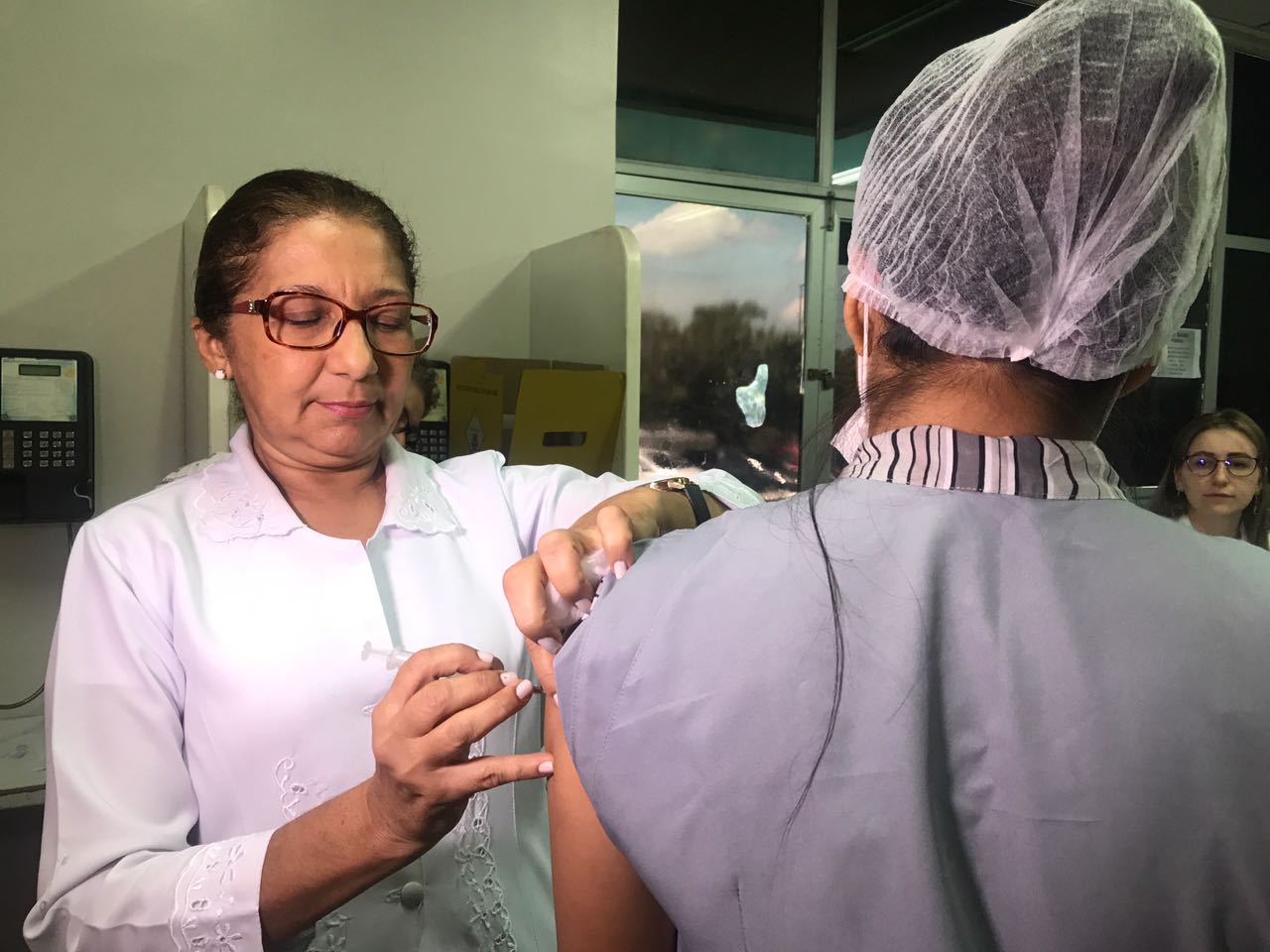 FVS avança com bloqueio vacinal e imuniza profissionais de saúde contra sarampo em Manaus