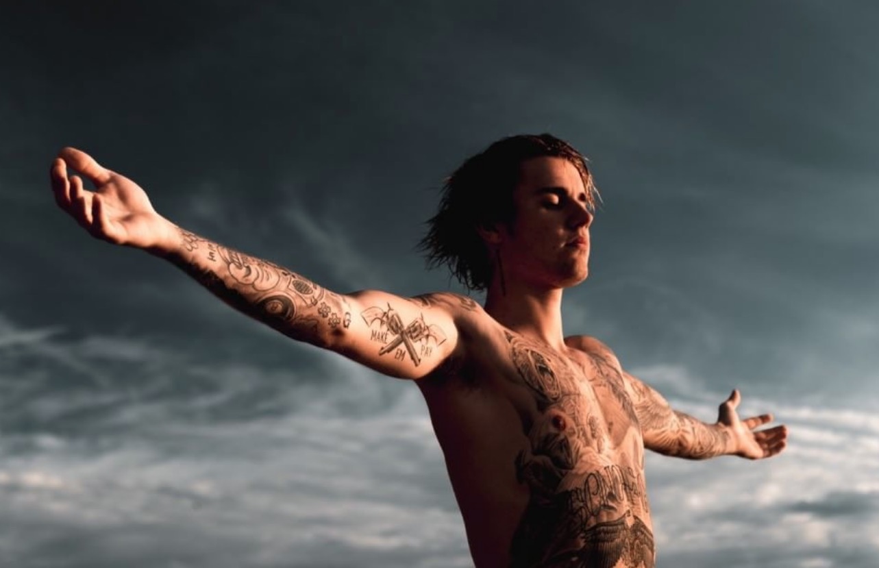 Após reatar com Selena Gomez, Justin Bieber é visto em clima de intimidade com modelo 