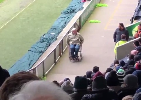  Torcedor flagra “milagre” ao filmar cadeirante se levantando durante jogo