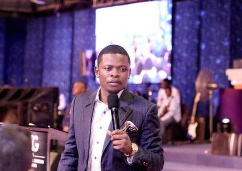 Pastor milionário diz convocar anjos e flutuar durante culto