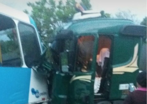 Acidente entre carreta e ônibus deixa feridos na BR-174