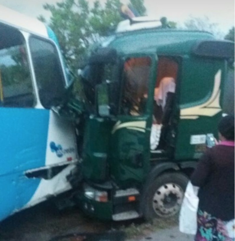 Acidente entre carreta e ônibus deixa feridos na BR-174