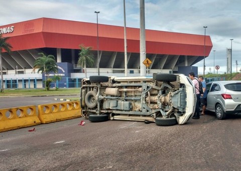 Viatura capota após acidente com ônibus em Manaus