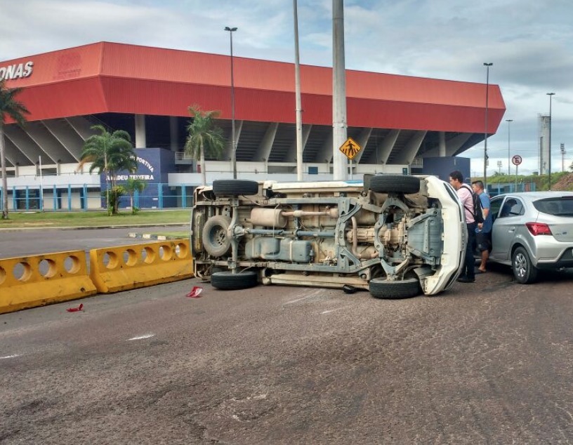 Viatura capota após acidente com ônibus em Manaus