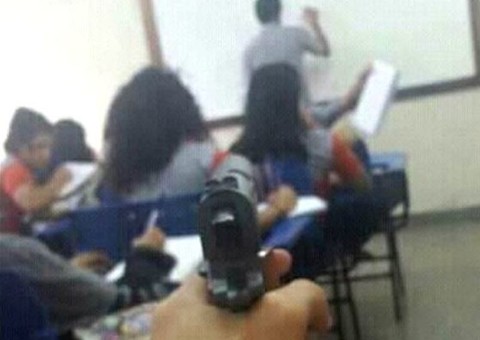Aluno posta foto com arma apontada para professor em sala de aula em Manaus