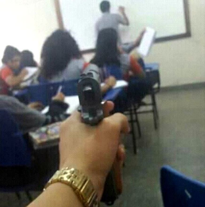 Aluno posta foto com arma apontada para professor em sala de aula em Manaus