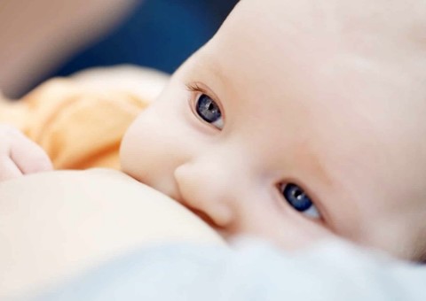  Prolongar a amamentação previne doenças respiratórias no bebê