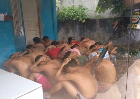 No Amazonas, presos escondem celular dentro de vaso sanitário e se dão mal