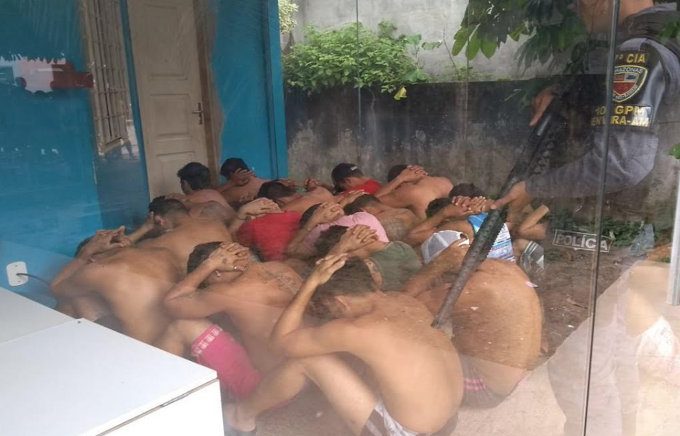 No Amazonas, presos escondem celular dentro de vaso sanitário e se dão mal