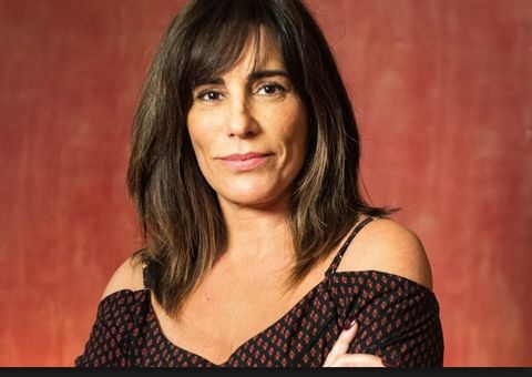 Gloria Pires exibe barriga negativa de biquíni aos 54 anos