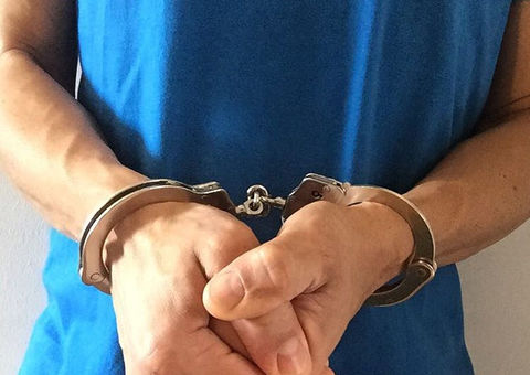 Jovem é preso após espancar o pai por dívida de R$ 100 