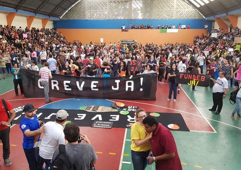 Professores aprovam greve geral por tempo indeterminado no Amazonas