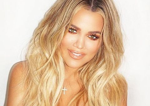  Gravidíssima, Khloé Kardashian posa de lingerie ao lado do namorado