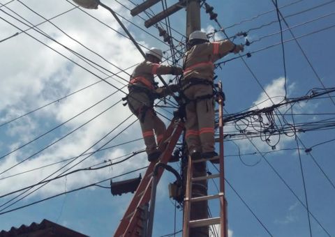 Restaurante e armazém são flagrados com 'gatos' de energia em Manaus