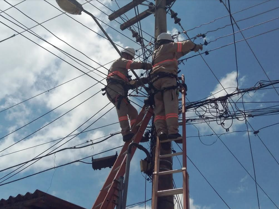 Restaurante e armazém são flagrados com 'gatos' de energia em Manaus