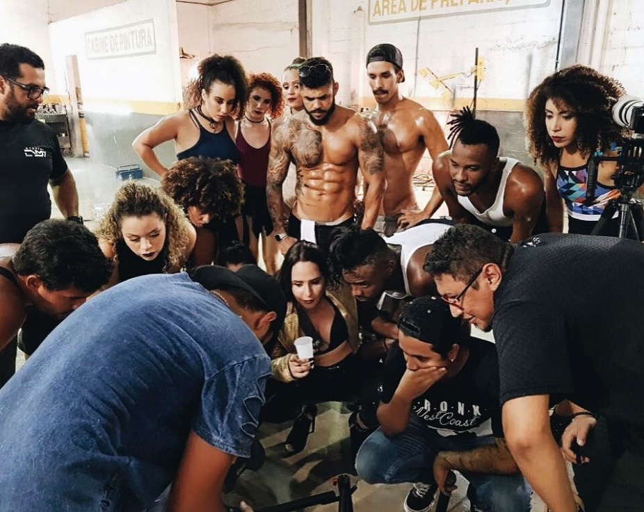 Após fim da carreira gospel, Perlla grava clipe quente em meio a saradões suados 