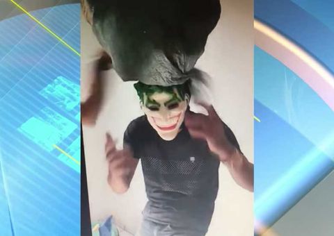 Em vídeo, líder de bando 'toma banho' com dinheiro roubado