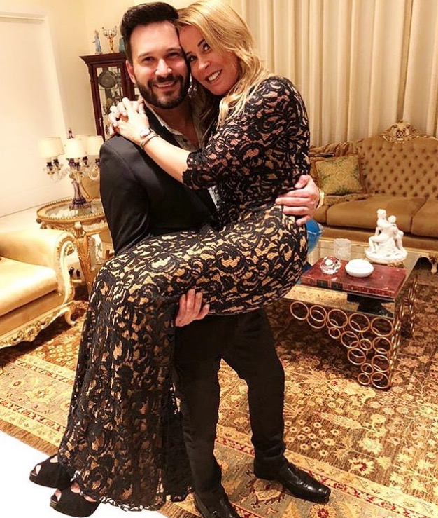 Zilu posa no colo do novo namorado e ganha declaração