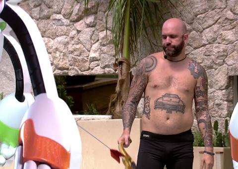 BBB18: Caruso deixa arco cair e é o terceiro eliminado da Prova do Anjo