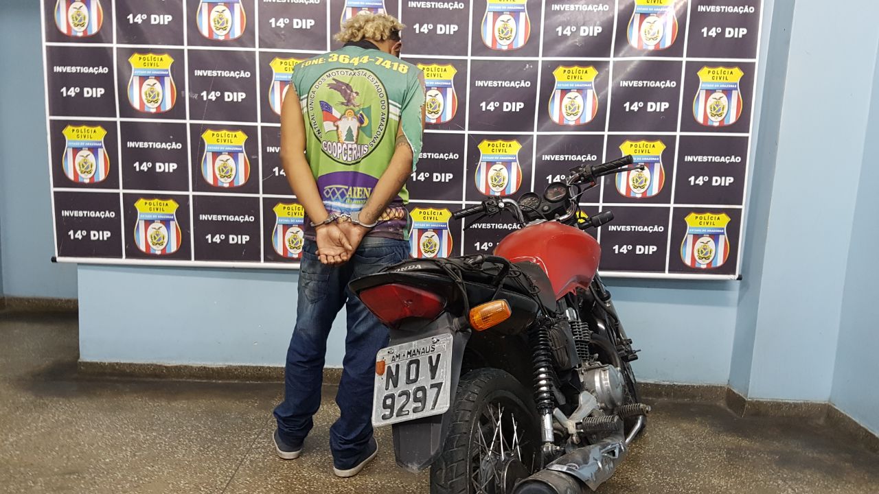 Homem é arrastado e espancado por populares acusado por assalto em Manaus