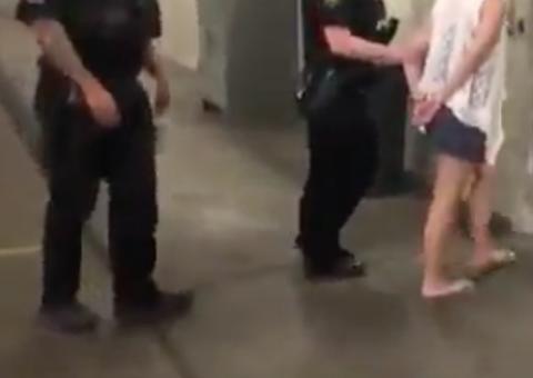 Professora é flagrada fazendo sexo com aluno de 13 anos e acaba presa