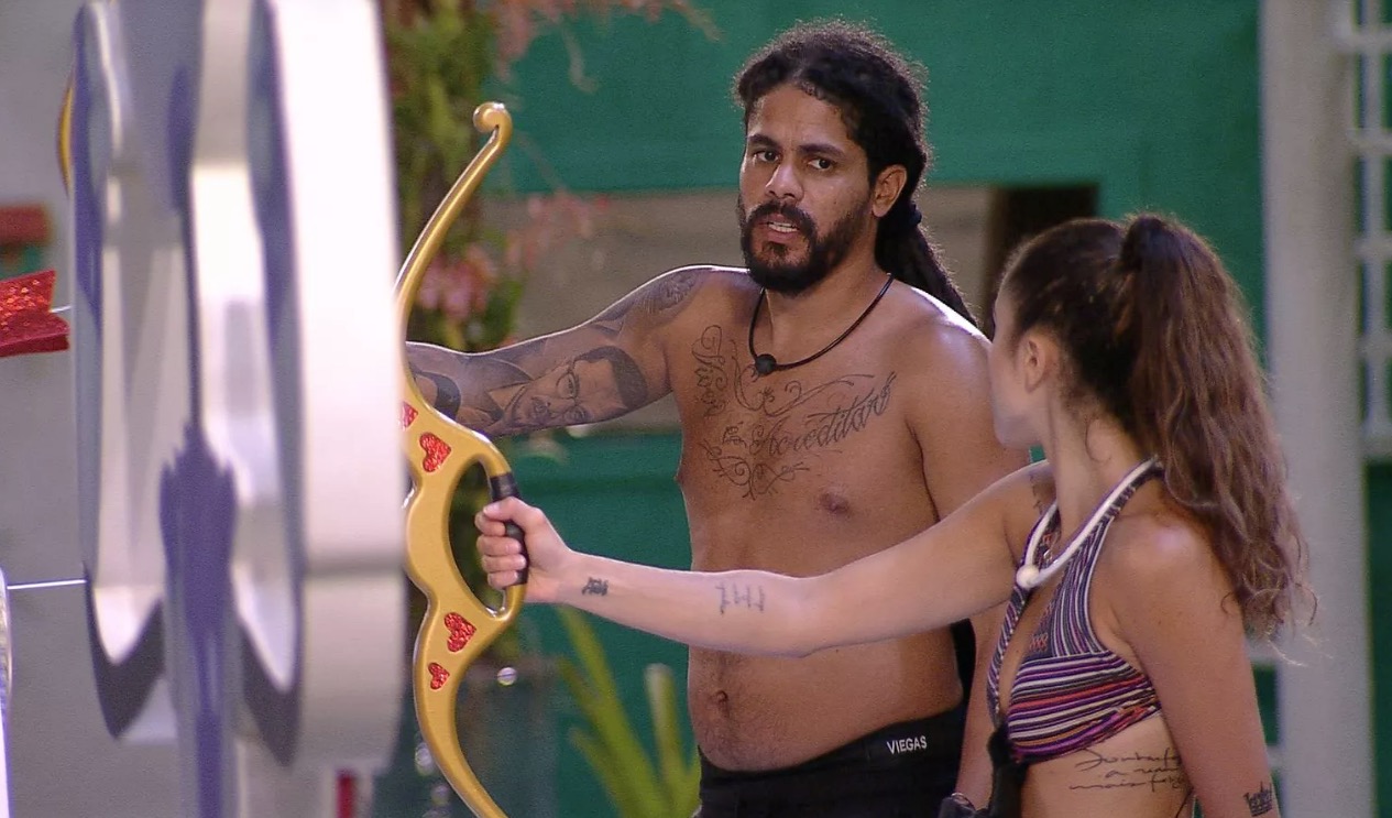    BBB18: Viegas tenta convencer Paula a desistir da Prova do Anjo