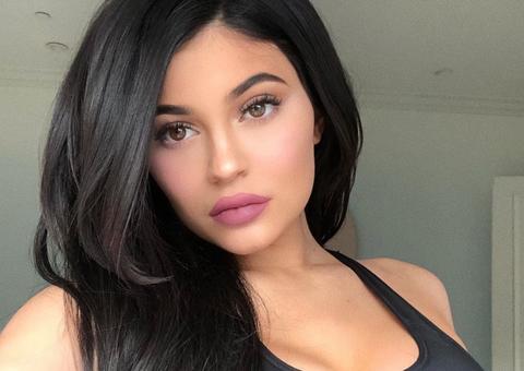  Kylie Jenner posta primeira selfie ao lado da filha mostrando rostinho