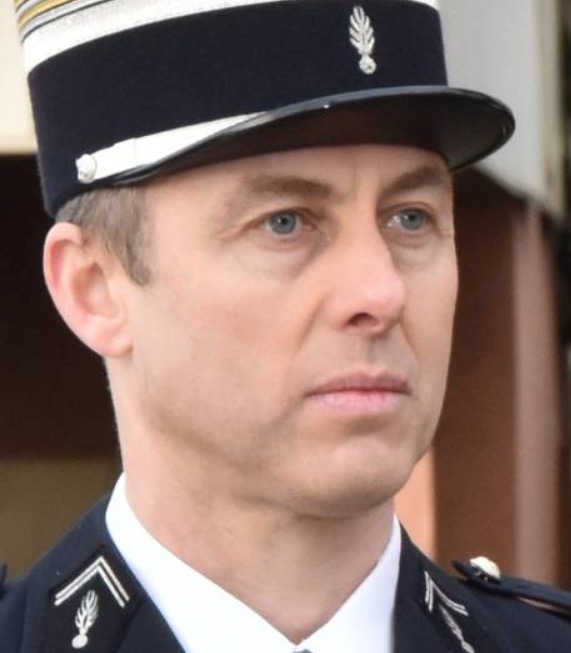 Policial morre após trocar de lugar com refém e dar fim a sequestro terrorista: 'Herói'