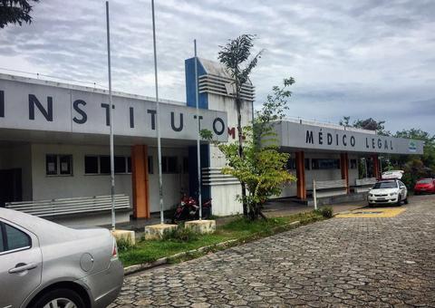 Homem tem faca cravado no peito e morre agonizando em rua de Manaus