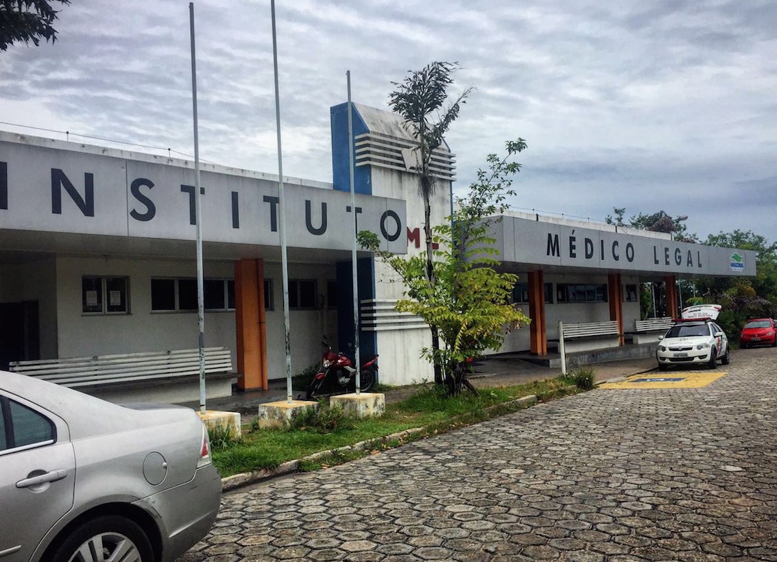 Homem tem faca cravado no peito e morre agonizando em rua de Manaus