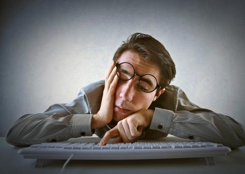 Ter muito sono durante o dia pode ser sinal de Alzheimer no futuro: entenda por quê