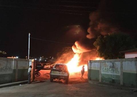 Ceará tem madrugada de ataques a prédios públicos e 50 veículos são incendiados